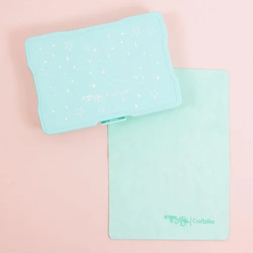 Miniatura 9 de Craftelier - Caja organizadora y limpiador de sellos Shammy para mantener tus sellos en perfecto estado Tamaño Shammy 7.9 x 5.7 in y caja 17 x 4.7