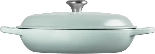 Miniatura 4 de Le Creuset Signature Cacerola de hierro fundido esmaltado, 3.5 cuartos de galón, color gris claro azulado (Sea Salt)