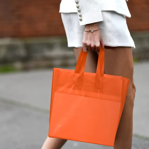 Miniatura 7 de Weewooday 100 bolsas de regalo de plástico esmerilado con asas para pequeñas empresas, bolsas de compras transparentes con parte inferior de cartón