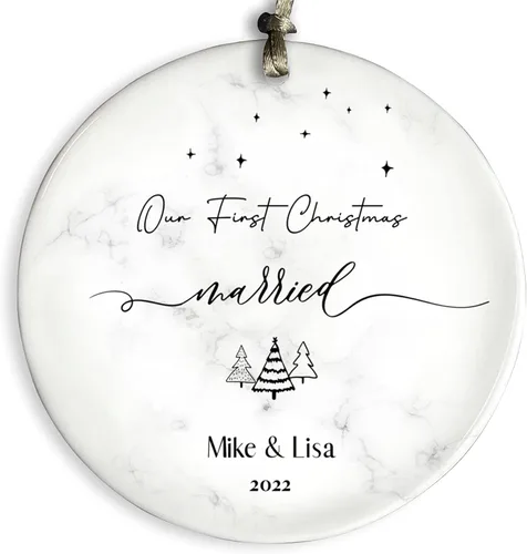 Miniatura 10 de Adorno personalizado de cerámica casada de nuestra primera Navidad (diseño C)