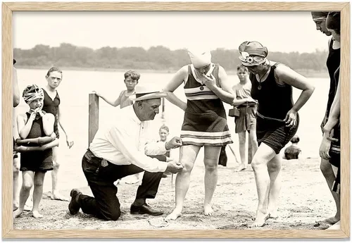 Miniatura 10 de Fotografía vintage de The Bathing Suit Cop de 11 x 14 pulgadas, impresión sin marco, escena histórica de la playa de los años 20, divertida