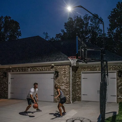 Miniatura 9 de Silverback La luz LED de aro de baloncesto ilumina el tablero, el borde y la cancha y se adapta a los aros cuadrados Silverback y Goaliath