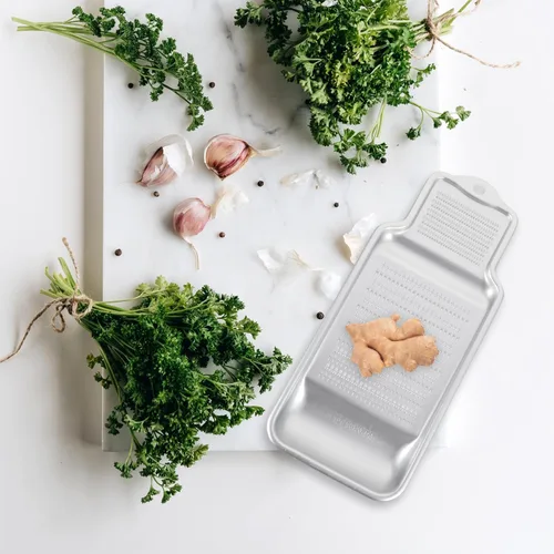 Miniatura 8 de MAGICLULU Rallador de queso Zester de ajo y jengibre de 8.74 pulgadas, molinillo de lodo portátil con agujero para colgar verduras, quesos duros