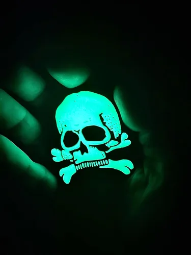 Miniatura 2 de El cráneo y las espinas cruzadas de la cabeza de la persona muerta – BRILLAN EN LA OSCURIDAD – Parche de PVC Morale – Gancho y bucle, Blanco