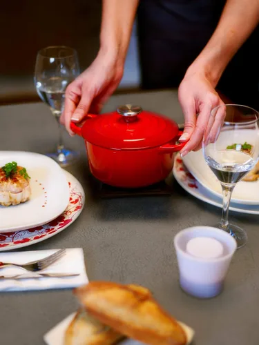 Miniatura 2 de Le Creuset Mini cocotte de hierro fundido esmaltado con tapa, 1/3 cuartos de galón., Cerise