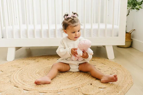 Miniatura 6 de Genius Baby Toys Muñeca de bebé suave - Acogedora y suave - Perfecta primera muñeca para bebés y niños pequeños - Lindo atuendo rosa y blanco - Sin