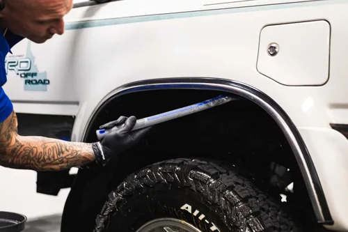 Miniatura 6 de Detail Factory - Cepillo Fender Well - Mango ergonómico ProGrip, cerdas sintéticas rígidas, diseño ergonómico, limpia tus pozos de rueda
