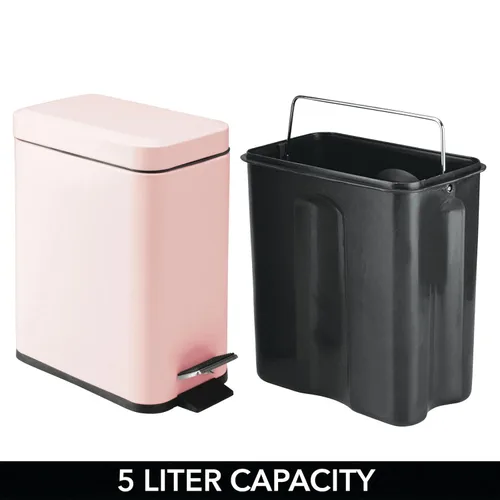 Miniatura 5 de mDesign Pequeño y moderno cubo de basura rectangular de metal con tapa y pedal de 1.3 galones, compacto, con cubo interior extraíble y asa