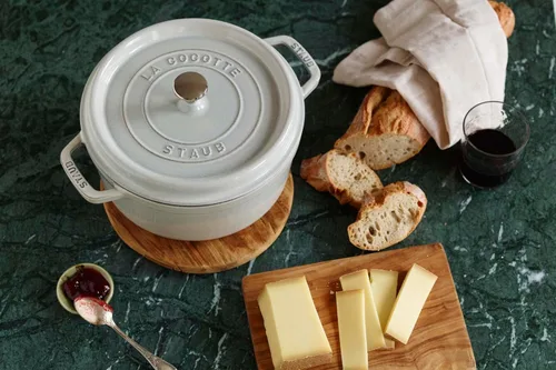 Miniatura 7 de Staub - Olla redonda de hierro fundido de 2.75 cuartos, color trufa blanca, fabricada en Francia