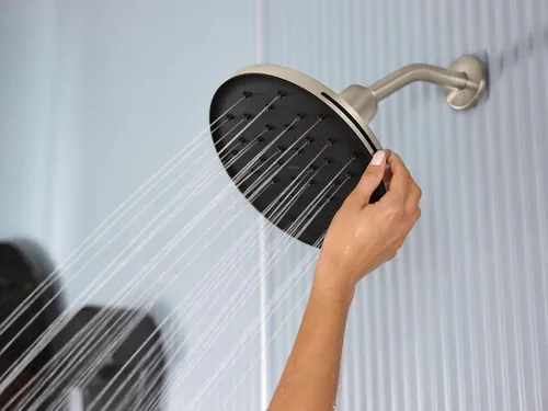Miniatura 2 de Cabezal de ducha tipo lluvia Moen Verso de oro cepillado ajustable de 9 pulgadas con rendimiento ecológico de 1.75 gpm, 220R3EPBG