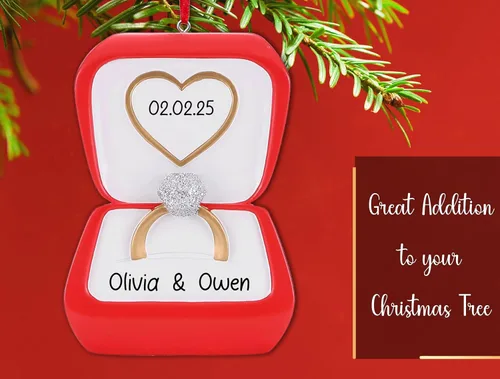 Miniatura 4 de Adorno personalizado de compromiso de nuestra primera Navidad 2026 Anillo de compromiso de diamantes en caja roja para el árbol de Navidad She