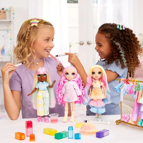 Miniatura 7 de Rainbow High Muñeca de moda DIY para crear con acuarelas y crear con kit de tie-dye lavable, ojos verdes, cabello largo y liso, top y zapatos
