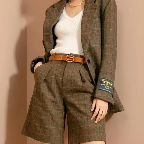 Miniatura 311 de Cinturón de cuero clásico con hebilla de metal para mujer con vestido de jeans