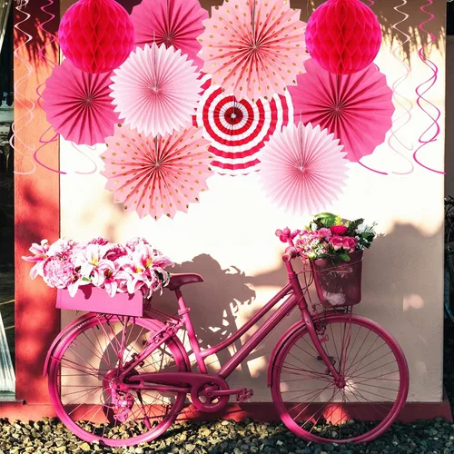 Miniatura 6 de Conjunto de decoraciones rosa intenso y rojo para fiestas - 33 piezas: Bandera, serpentinas, guirnalda con borlas, pompones de papel, panales