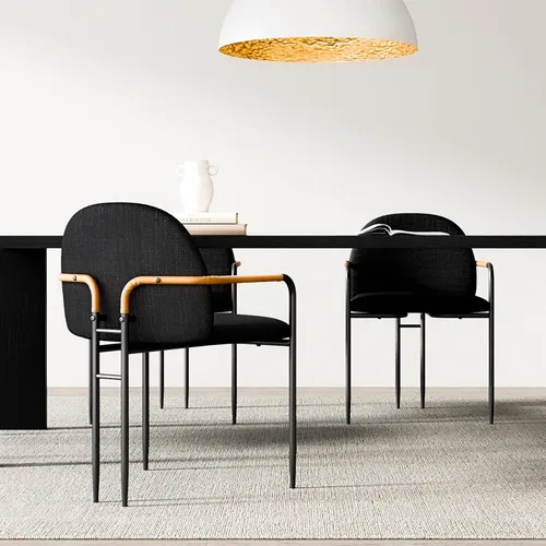 Silla de comedor moderna de tela negra de lino con respaldo curvo, patas de metal y reposabrazos de cuero, sillón moderno de mediados de siglo