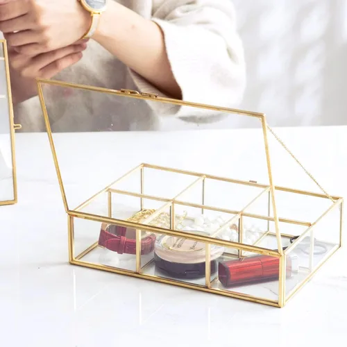 Miniatura 4 de Caja de vidrio vintage dorada de vidrio transparente y latón para almacenamiento de joyas y maquillaje cosmético, soporte para lápiz labial