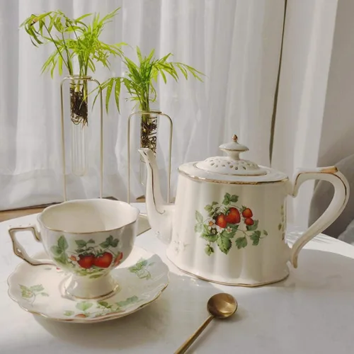 Miniatura 8 de Juego de taza de té y platillo, diseño de fresa, 7.4 onzas, taza de café de cerámica con platillo y cuchara, taza de café vintage con ribete dorado