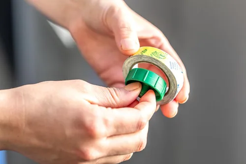 Miniatura 7 de Duck Brand Cinta para kit de ventana con dispensador recargable, cinta de doble cara con fuerte adhesión para uso con cinta de aislamiento