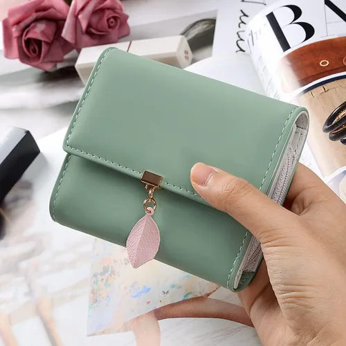 Miniatura 52 de UTO - Cartera pequeña RFID de piel sintética con dije de hoja, cierre de cremallera y tarjetero.