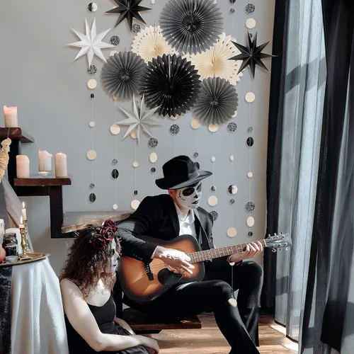 Miniatura 5 de Cheerland Decoraciones de fiesta de estrellas blancas y negras, guirnalda gótica de verano, guirnalda de papel colgante con purpurina para colgar