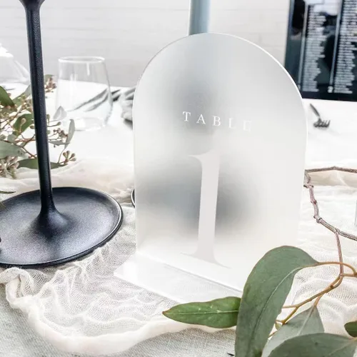 Miniatura 3 de Números de mesa de arco esmerilado para recepción de boda, paquete de 10 piezas de 5x7" Signos acrílicos de arco esmerilado con soporte, números