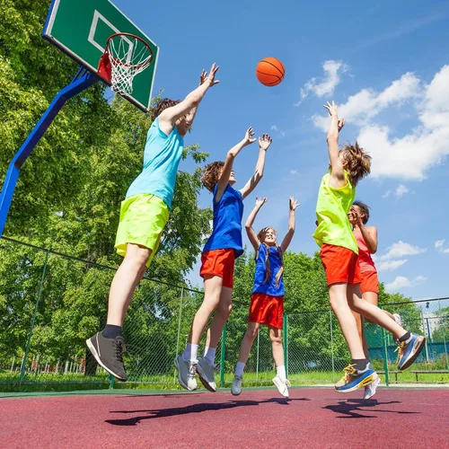 Miniatura 7 de Oleitodh Juego de 15 mini pelotas de baloncesto de 6 pulgadas a granel con bomba, pelotas de baloncesto pequeñas de PVC para juegos de aro sobre