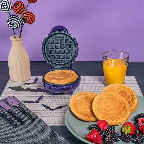 Miniatura 4 de Uncanny Brands Nightmare Before Christmas Jack Skellington Mini waflera - Pequeño aparato de cocina