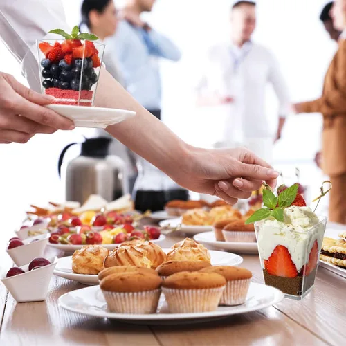 Miniatura 4 de Vasos de postre de plástico de 5 onzas con cucharas, paquete de 50 unidades, mini tazas de postre cuadradas transparentes para aperitivos, tazas