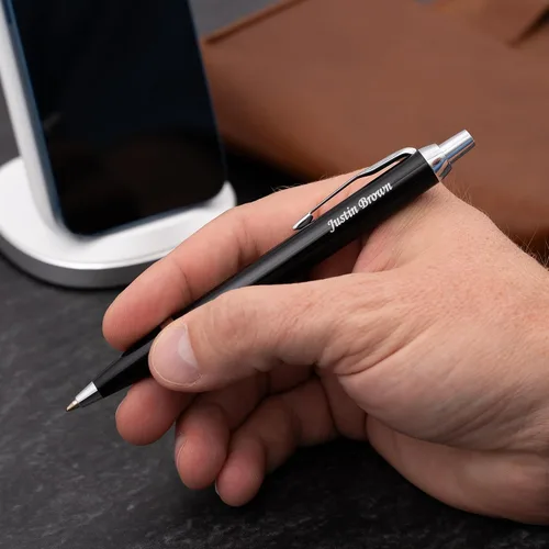 Miniatura 2 de Bolígrafo Parker IM Click-Action con grabado en laca negra con borde cromado. Regalo profesional personalizado para cualquier ocasión con grabado