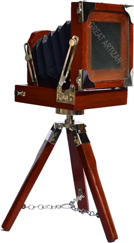 Cámara trípode de película antigua con soporte de madera. Cámara vintage de madera marrón antiguo proyector retro para decoración del hogar, oficina