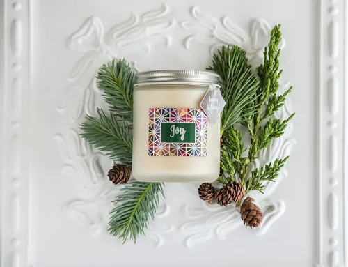 Miniatura 4 de ECO CANDLE CO. Frosted Jar Holiday Candle Sparkle Joy, 8 onzas, aromas de pino, cedro, cítricos y sándalo, pino, cedro, cítricos y sándalo - 100%