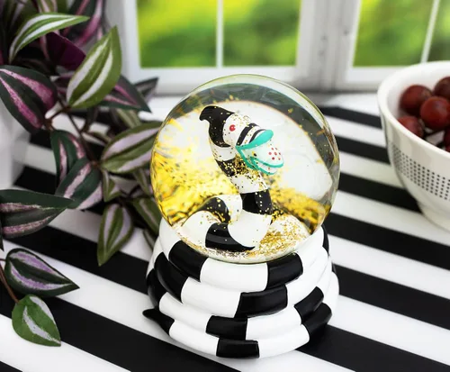 Miniatura 6 de Silver Buffalo Beetlejuice Sandworm - Globo de nieve coleccionable de 4 pulgadas