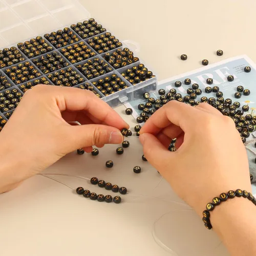 Miniatura 8 de 1400 cuentas negras de letras de 0.16 x 0.27 pulgadas (0.157 x 0.276 in), juego de cuentas de letras acrílicas doradas para hacer joyas