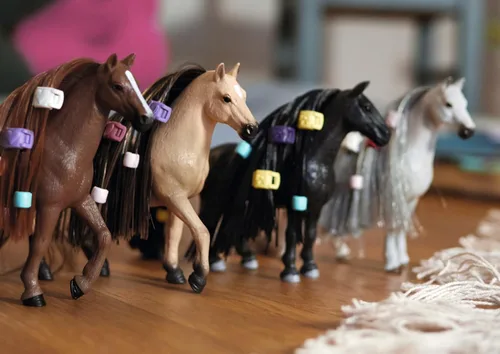 Miniatura 2 de Schleich Horse Club Sofia's Beauties Criollo Definitivo Mare Horse Playset - Juego de 14 piezas con pelo cepillable y accesorios de aseo personal
