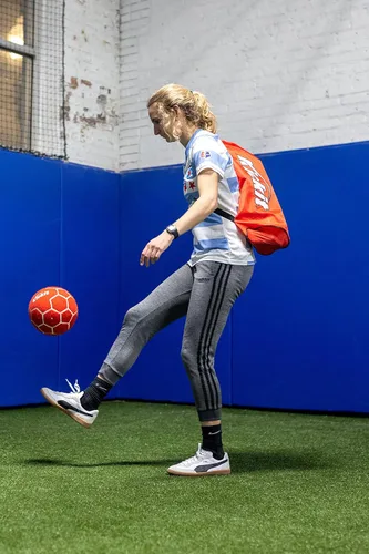 Miniatura 5 de Kickit Pelota de tenis de fútbol, pelota ligera suave oficial para entrenamiento, estilo libre y malabares, diversión al aire libre para todas