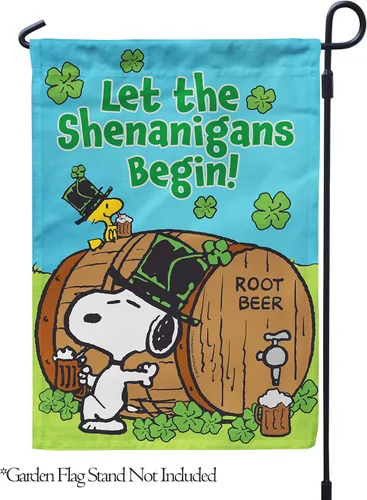 Flagology, PEANUTS St. Pat's Shenanigans Snoopy and Woodstock - Bandera de jardín de 12 x 18 pulgadas, bandera para exteriores, tela exclusiva de