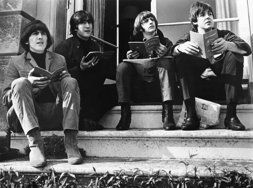 The Beatles 1965 Nleft to Right George Harrison John Lennon Ringo Starr y Paul Mccartney Fotografía 1965 Póster impreso por (18 x 24)