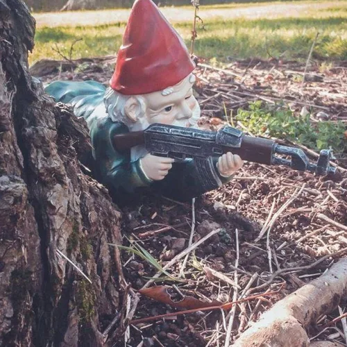 Miniatura 14 de nezababy Gnomos militares de jardín con pistolas, divertidos gnomos del ejército, estatuas para exteriores, escritorio travieso, decoración de patio