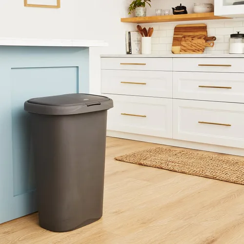 Miniatura 4 de Rubbermaid Bote de Basura con Tapa de Resorte de 13 Galones Gris de Plástico para Hogar/Cocina/Oficina/Garaje