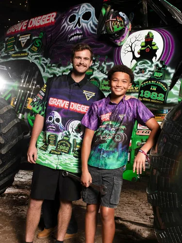 Miniatura 3 de Monster Jam Camisa hawaiana abotonada para toda la familia, diseño Grave Digger, desde niños pequeños hasta adultos