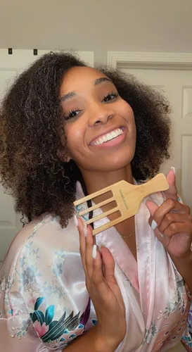 Miniatura 6 de GranNaturals Peine de dientes anchos de 4 puntas para esponjar, peinar y desenredar peinados rizados y ondulados, púas de madera para cabello