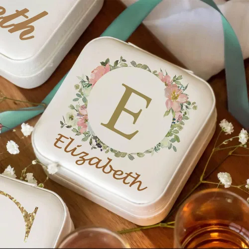 Miniatura 5 de iDWYN Joyero de cuero personalizado con inicial de nombre y flor, estuche organizador de joyas, estuche organizador de joyas, regalos de cumpleaños