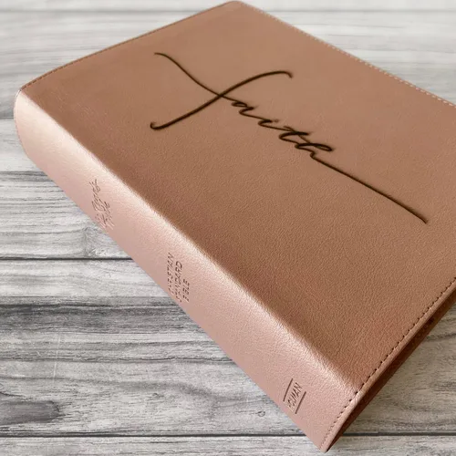 Miniatura 3 de CSB, She Reads Truth Bible, oro rosa, con letras a mano y grabado, grabado de nombre personalizado disponible, regalo personalizado para cumpleaños