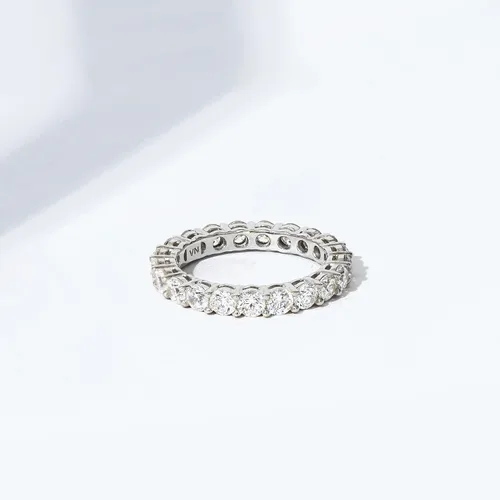 Miniatura 45 de Amazon Essentials Anillo de plata de ley chapada en platino o oro con circonita cúbica redonda de elementos infinitos