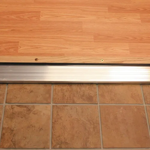 Miniatura 5 de M-D Building Products 76281 4-9/16 pulgadas x 1-1/8 pulgadas x 73 pulgadas. Umbral ajustable plateado de aluminio y madera dura