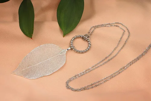Miniatura 33 de Joyas de hoja de oro rosa y plata para mujer. Pendientes de hoja natural y collares circulares colgantes. Elegantes conjuntos de joyas colgantes.