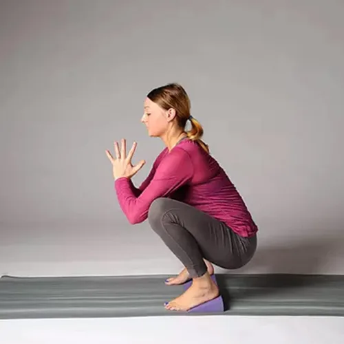 Miniatura 6 de Hugger Mugger Cuña de yoga: elevación suave para muñecas sensibles, duradera y estable, soporta articulaciones, ideal para perros hacia abajo Grafito