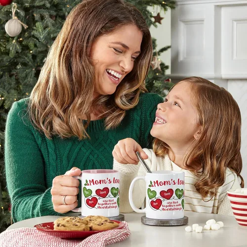 Miniatura 2 de Let's Make Memories Taza de Navidad personalizada, para amigos, taza de café personalizada, Heartstrings - 2-6 nombres - Mango blanco e