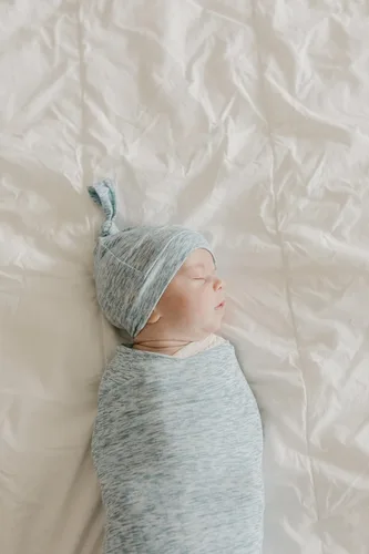 Miniatura 4 de Copper Pearl Gorro de bebé con nudo superior elástico suave Lennon