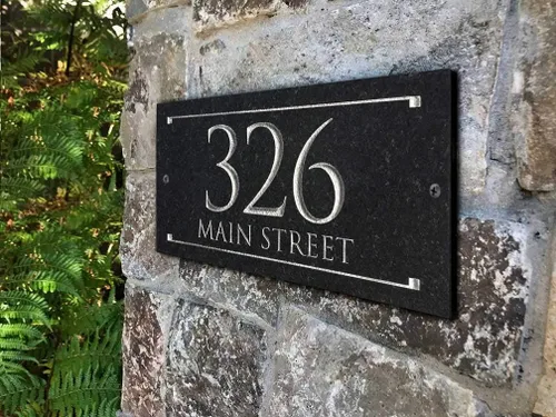 Miniatura 2 de Placa de dirección de piedra con números grabados. Letrero de dirección hecho de piedra sólida y real.